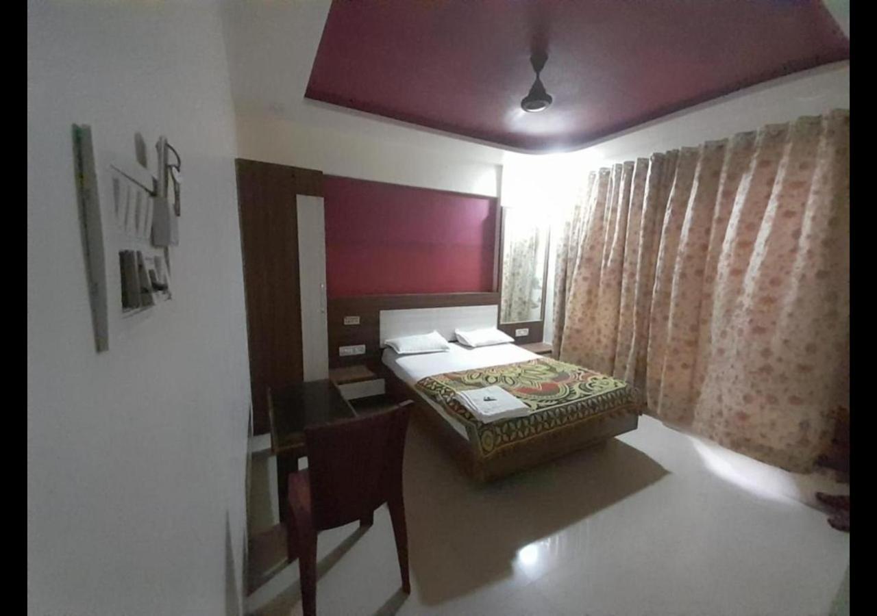 Hotel Sai Ganesh Lodging & Boarding By Wb Inn Titwala Exterior foto